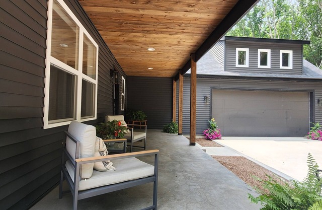 The Lodge at Warren Woods! New Modern Lodge in the Woods-near Lake Michigan!