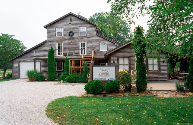 The Lodge: A cozy, relaxing farm stay with breathtaking views 10 min to FL/WBS