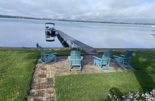 The Lodge Fantastic Views 3 miles off Interstate 35 2 restaurants on the lake