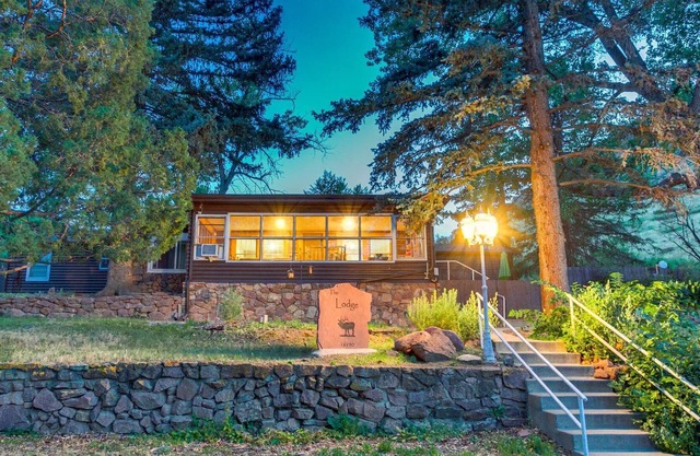 Lodge w/ Private yard*Firepit~15min from Estes!
