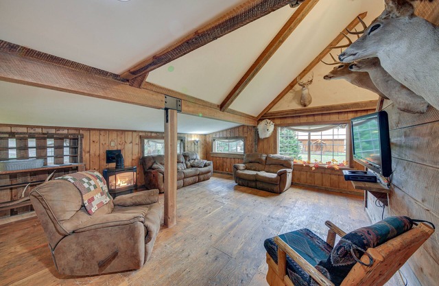 'The Lodge' in Trout Creek: Walk to Reservoir!