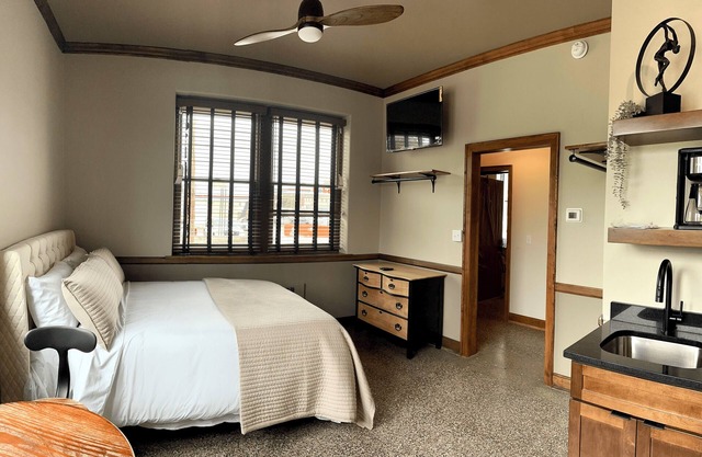 The Lodge- Lombardi Suite