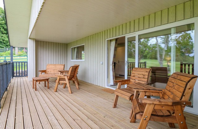 THE LODGE, pet friendly, character holiday cottage in Blairgowrie