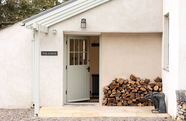 THE LODGE, pet friendly, country holiday cottage in Newby Bridge