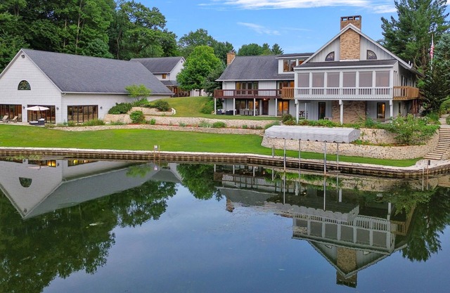 The Lodge at Rush Lakes, 10 bd 16 ba 473 acre private estate. boating, biking, fishing, trails