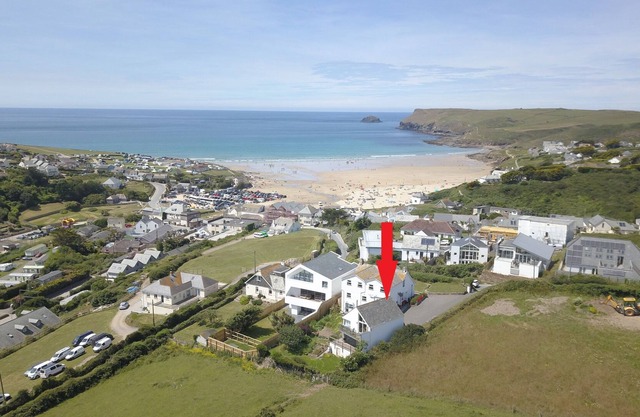 The Loft - a converted duplex a 3 minute walk to Polzeath Beach! Sleeps 4 guests in 2 bedrooms