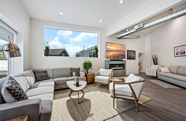 Upscale 2nd Floor Retreat - Walk to Shops & Dining