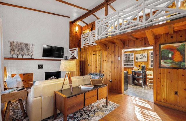 The “Lofty Cottage” Charming 1-bedroom cottage in marvelous Petersburg