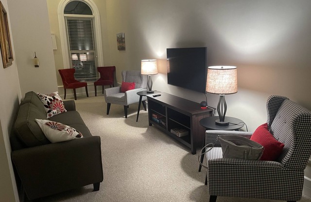 The Lofty Owl - Updated historical apartment in quaint downtown Hillsdale