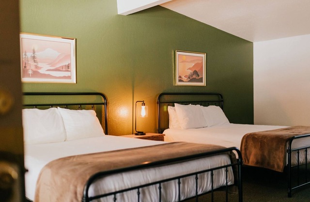 The Long Barn Lodge - Deluxe Double Queen Room