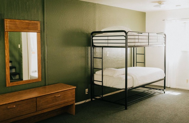 The Long Barn Lodge - Queen + Twin Bunk Bed Room