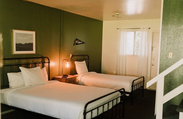The Long Barn Lodge - Queen + 1 Twin Room