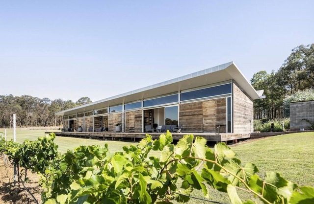 The Longhouse - Suite 3 - Iconic Hunter Valley property with 2 en-suite bedrooms and vineyard views