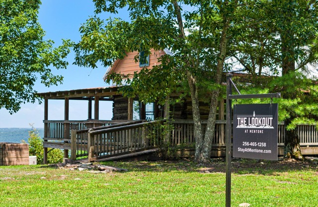 The Lookout at Mentone-log cabin with hot tub & amazing views!