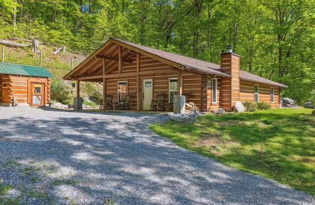 The "Lost Horse" Cabin - Secluded - Pet-Friendly - One Level - Massive Yard