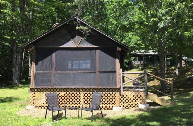 Le nid d'amour - une cabane en rondins confortable au bord du lac