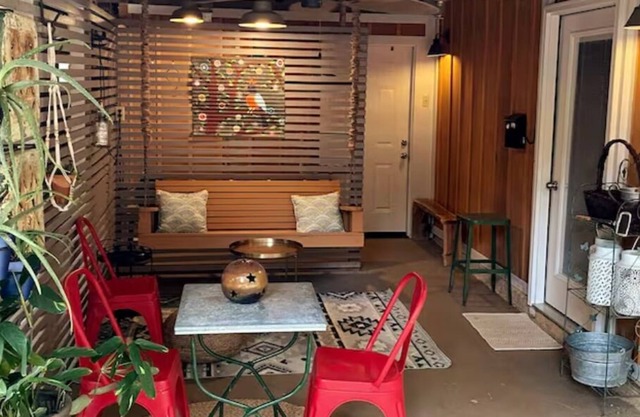 THE LOVE NEST at HOLLY GROVE FARM-Retreat only 10 minutes from The Square