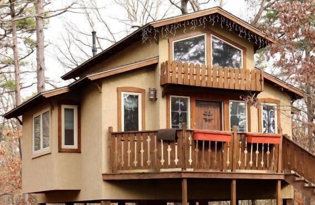 The Love Nest Treehouse with Jacuzzi
