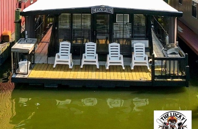 The Lucky Loutre Houseboat located in Venice Marina