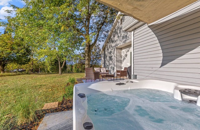 The Luxe/Hot Tub/ Putt Putt/10 Mins Shaker Village