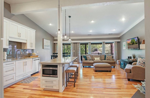The Luxe at Abbey Villa |Gas Fireplace| King Master |Large Covered Balconies |Pool View |Hot Tub