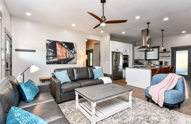 The Luxury Mill 5 Minutes to Downtown + King Bed