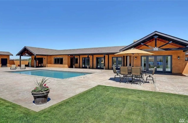 The M Lodge. Luxury vacation or corporate retreat in Desert Aire.