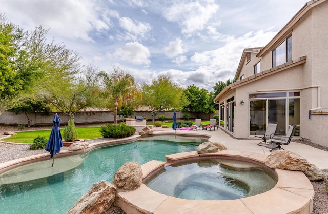 La magie de Midway Luxury Home à Glendale - 5 BR / 2. 5 salles de bain / équipements surclassés / salle de jeux unique