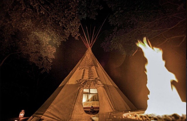 Le Magic Tipi Retreat offre une évasion Ozark unique.