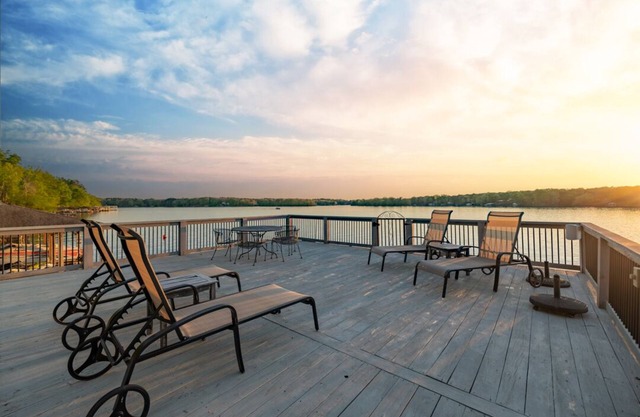 The Magnolia - Luxe Lakefront Private Villa on Lake Gaston | 6br/7ba | Sleeps 19