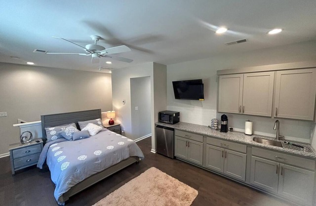 The Magnolia Suite: Spacious Suite Near Ole Miss Stunning Woodland Views