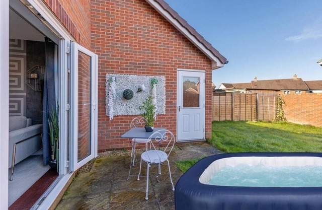 The Maidstone Detached Boutique Getaway | Hot Tub | Parking