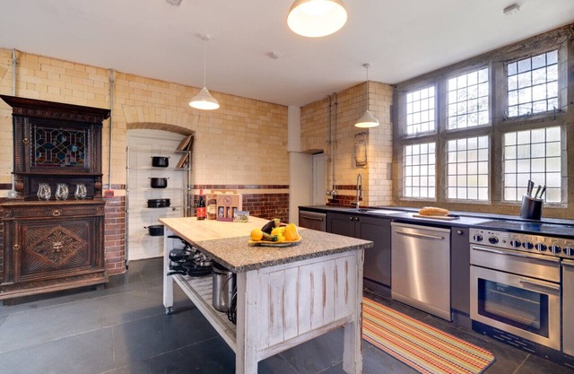 The Manor Criccieth - Three Bedroom House, Sleeps 18