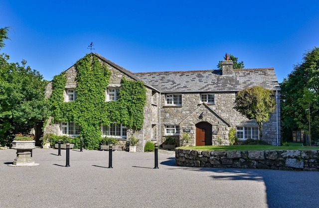 The Manor House - a tremaine manor that sleeps 13 guests in 7 bedrooms