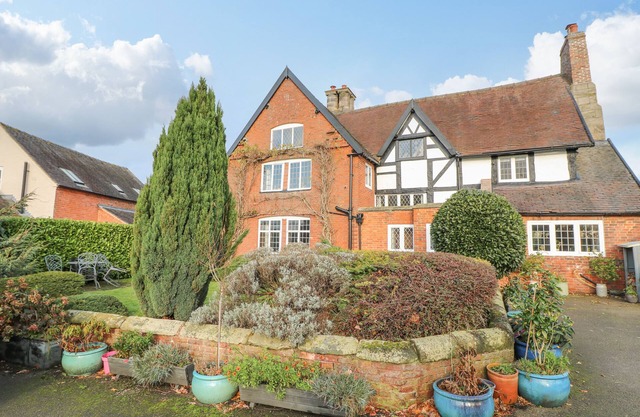 THE MANOR HOUSE, pet friendly, character holiday cottage in Rocester