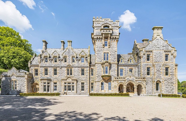 THE MARGARET SUITE STONE CROSS MANSION, pet friendly in Ulverston