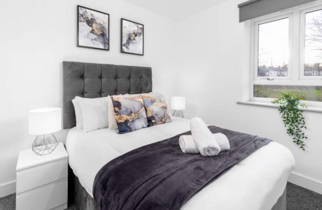 The Marsons Collection- Luxe Apartment- Parking