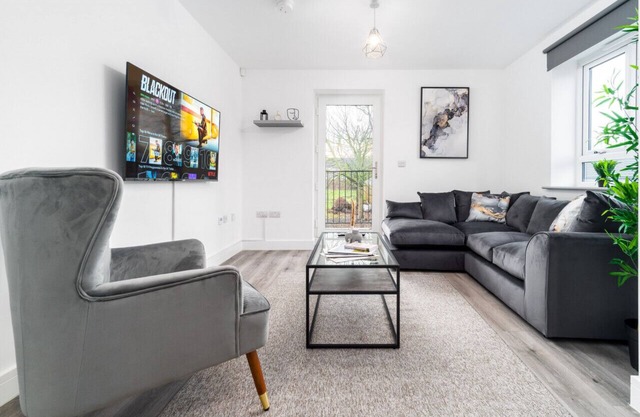 The Marsons Collection- Luxe Apartment- Parking