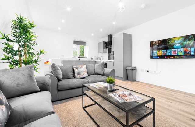 The Marsons Collection- Luxe Apartment- Parking