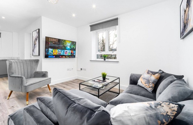 The Marsons Collection- Luxe Apartment- Parking