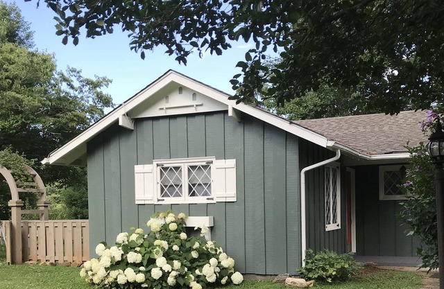 The Mayor's Cottage -- Cozy cottage in downtown with easy access to everything