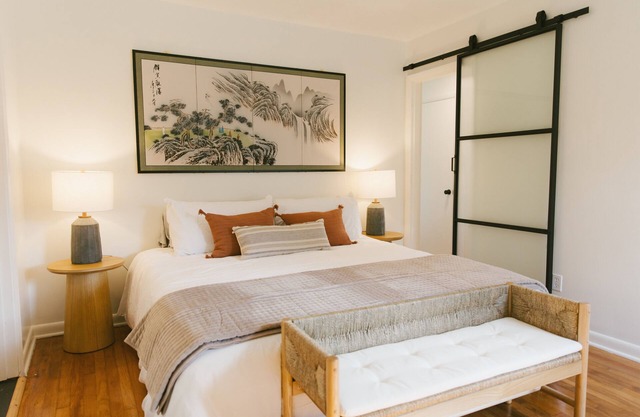"The Meridian" Modern Stay near Downtown / Airport