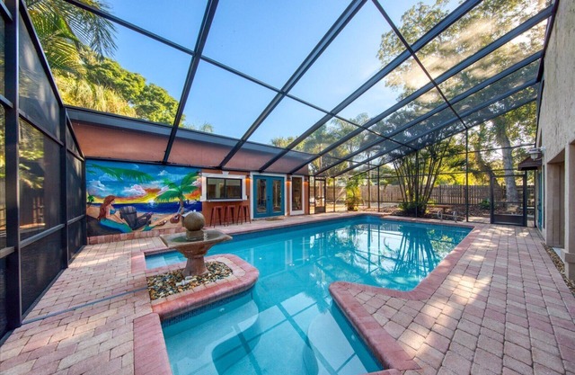 The Mermaid House. 5/4 home 1 mi to beach w heated(free) saltwater pool w/lanai