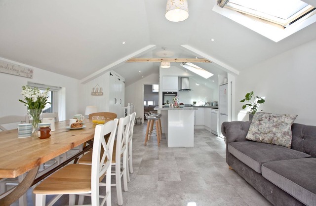 The Mews - a house that sleeps 6 guests in 2 bedrooms