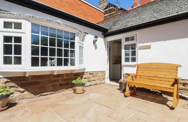 THE MEWS COTTAGE, pet friendly, with a garden in Lytham St. Annes