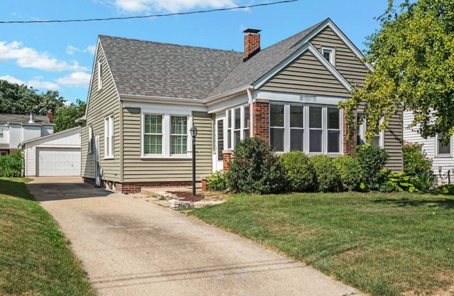 The Midcentury Cottage - Spacious 2BD w/ KING bed