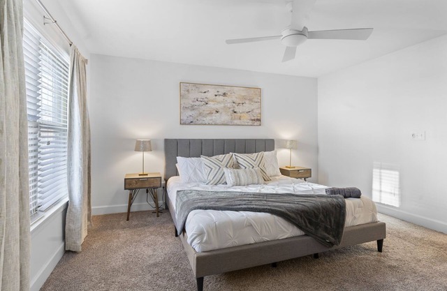 The Midland- 2 King Beds! Great Location!