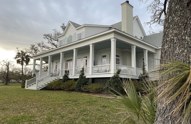 “The Mississippi House of Pass Christian” Gulf Front Farmhouse with Pool