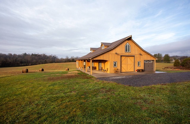La ferme aux oiseaux moqueurs "Barn-do-minium" est située sur une propriété privée de 27 hectares.