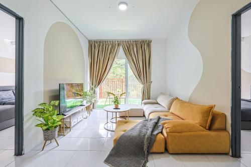 The Modern Comfort - 3R & 3B Clover Home 4-25